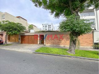 Foto 20 de Ubicada en la exclusiva zona de Chacarilla y Valle Hermoso Oeste, esta amplia casa en impecable estado, con un diseño que privilegia la armonía y el e