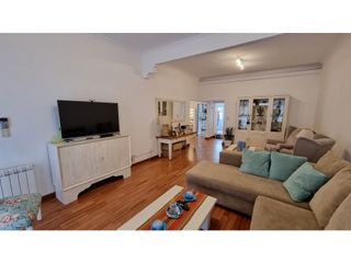 Foto 1 de En venta casa de 4 ambientes con quincho y garaje. Barrio Chauvin.