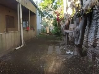 Venta lote con casa y departamento a reciclar/demoler, cerca al Parque Saavedra. La Plata.