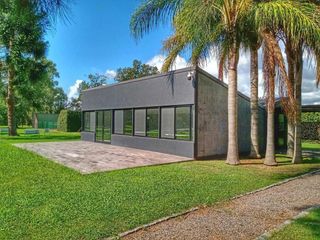 Casa en venta - 4 dormitorios 3 baños - Cocheras - 1020mts2 - La Cándida