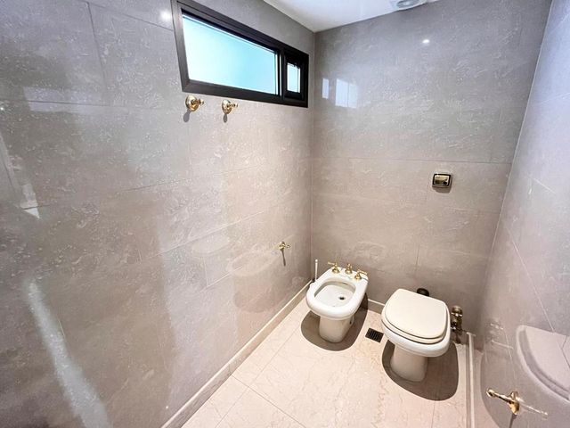 Departamento de categoría con tres dormitorios, balcón aterrazado al frente, dos cocheras y amenities - Barrio Martin