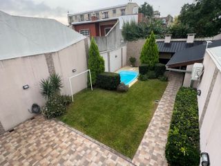 Venta Casa de 4 ambientes con parque, pileta, quincho y garage - Villa Lugano