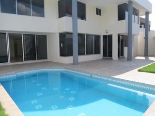 Rento Preciosa Casa en Olivos con piscina