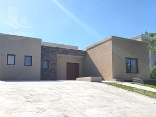 Venta - Casa 4 Ambientes, Jardín, Pileta - San Matías, Escobar