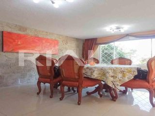 En venta elegante casa con terreno sector San Rafael / Valle de los Chillos