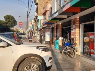 Foto 3 de Locales Comerciales Alquiler AV. Antunez de Mayolo  - LOS OLIVOS