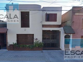 Casa en  Alquiler con patio y cochera