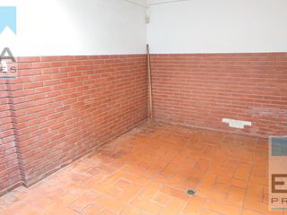 Casa en  Alquiler con patio y cochera