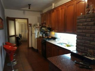 Foto 5 de Venta Casa 4 Ambientes Temperley Con COCHERA PASANTE , PILETA Y QUINCHO
