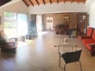 Foto 6 de Venta Casa 4 Ambientes Temperley Con COCHERA PASANTE , PILETA Y QUINCHO