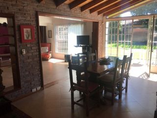 Foto 8 de Venta Casa 4 Ambientes Temperley Con COCHERA PASANTE , PILETA Y QUINCHO