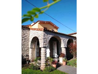 Foto 1 de CHALET DE 5 AMBIENTES CON QUINCHO EN CHAUVIN - Toma menor valor -