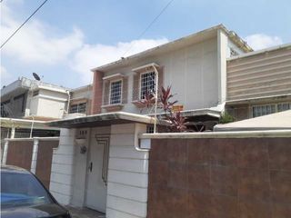 Vendo hermosa y cómoda casa en Urdesa Central con piscina