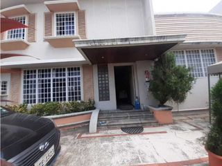 Foto 3 de Vendo hermosa y cómoda casa en Urdesa Central con piscina