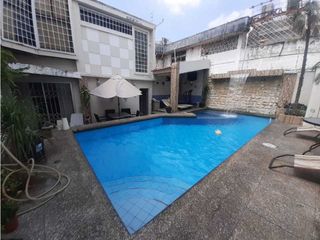 Vendo hermosa y cómoda casa en Urdesa Central con piscina