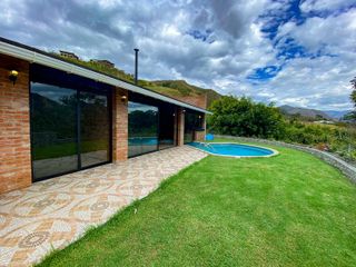 Lujo moderno en un ambiente rústico: casa de un solo nivel con piscina cubierta, características inteligentes y un entorno idílico