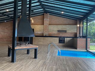 Lujo moderno en un ambiente rústico: casa de un solo nivel con piscina cubierta, características inteligentes y un entorno idílico