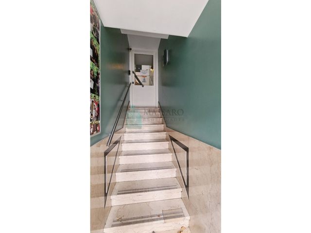 Piso único por escalera con entrada independiente, 170m² cubiertos, apto profesional, Liniers.