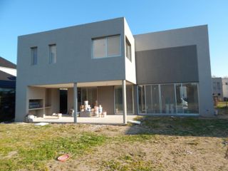 Foto 1 de SE VENDE HERMOSA CASA EN BARRIO CERRADO SAN ISIDRO LABRADOR  TIGRE