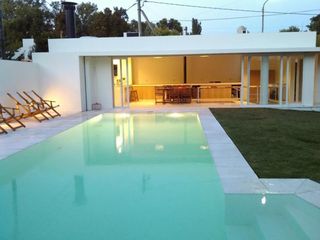 Casa en venta - 3 dormitorios 5 baños - 330mts2 - Villa Elisa, La Plata