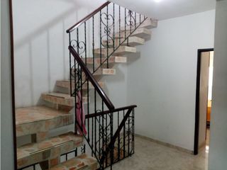 CASA DE TRES PISOS PARA LA VENTA EN FONAVIEMCALI