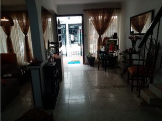 CASA DE TRES PISOS PARA LA VENTA EN FONAVIEMCALI