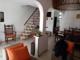 CASA DE TRES PISOS PARA LA VENTA EN FONAVIEMCALI