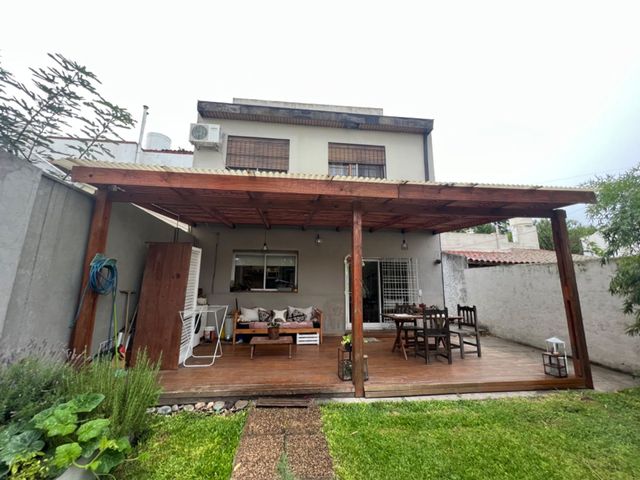 Amplia casa en barrio residencial exc ubicación