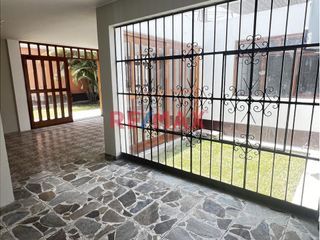 Foto 3 de Alquilo linda casa ubicada en av. Paseo de la Castellana cdra 8. Urb La Castellana, Surco. En zona residencial, tranquila. Fácil acceso a importantes