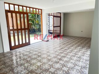 Foto 2 de Alquilo linda casa ubicada en av. Paseo de la Castellana cdra 8. Urb La Castellana, Surco. En zona residencial, tranquila. Fácil acceso a importantes