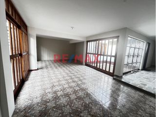 Foto 1 de Alquilo linda casa ubicada en av. Paseo de la Castellana cdra 8. Urb La Castellana, Surco. En zona residencial, tranquila. Fácil acceso a importantes