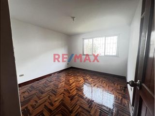 Foto 16 de Alquilo linda casa ubicada en av. Paseo de la Castellana cdra 8. Urb La Castellana, Surco. En zona residencial, tranquila. Fácil acceso a importantes