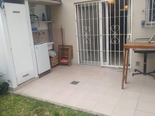 Casa en venta - 2 dormitorios 2 baños - cochera - 84mts2 - Los Hornos, La Plata