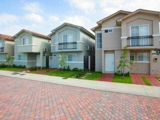 Foto 1 de Venta de Casa en Urbanización Casa laguna, Av. León Febres Cordero, cerca del Riocentro el Dorado.