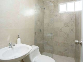 Foto 16 de Venta de Casa en Urbanización Casa laguna, Av. León Febres Cordero, cerca del Riocentro el Dorado.