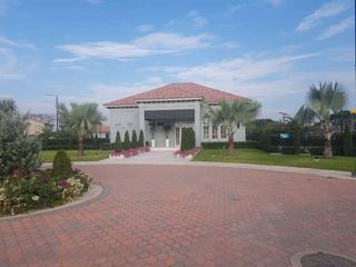 Foto 21 de Venta de Casa en Urbanización Casa laguna, Av. León Febres Cordero, cerca del Riocentro el Dorado.
