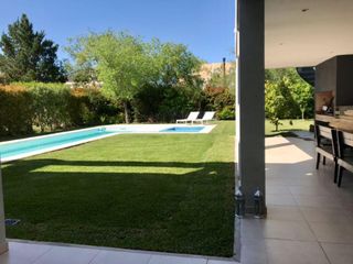 Foto 2 de ALQUILER TEMPORARIO, NORDELTA EN EL EXCLUSIVO BARRIO DE CALETAS. DICIEMBRE, ENERO, FEBRERO Y MARZO