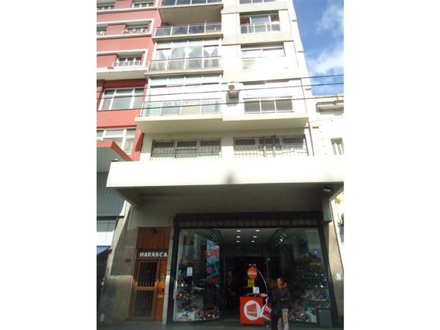 Piso 4 ambientes con dependencia Zona: Microcentro
