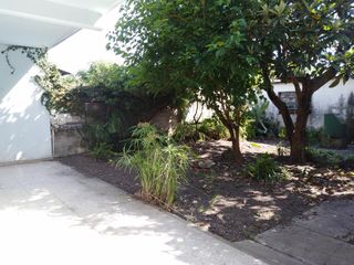 Casa en 2 Plantas con Jardin, Quincho, Garage, Balcon y Terraza - Banfield