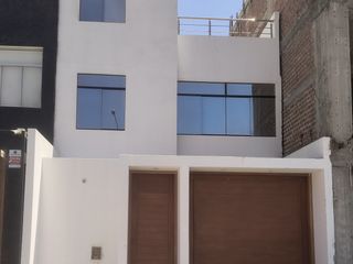 Foto 1 de 🌟 ¡Descubre tu futuro hogar en el encanto de Moche, Trujillo! 🌟

✨ ¡Estreno! Moderna casa de campo de 3 pisos, esperando por ti y tu familia. ✨

-