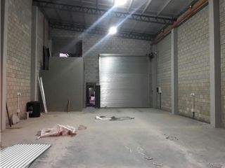 Foto 4 de Excelente galpón casi nuevo, con renta, 200 m2 cub.y posib. de ampliar 100 m2 mas. Distrito E2