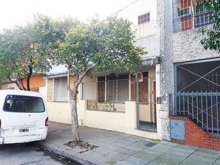 Foto 3 de Casa 3 ambientes + Monoambiente con fondo y terraza