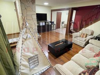 Foto 2 de VENTA HERMOSA CASA 5AMB EN QUILMES CENTRO CON PATIO, TERRAZA, PLAYROOM Y COCHERA PARA DOS AUTOS.