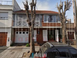 Foto 1 de VENTA HERMOSA CASA 5AMB EN QUILMES CENTRO CON PATIO, TERRAZA, PLAYROOM Y COCHERA PARA DOS AUTOS.