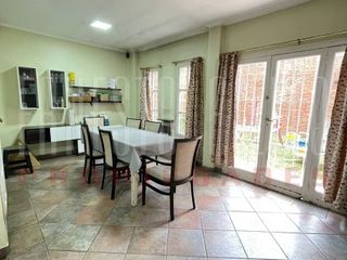 Foto 26 de VENTA HERMOSA CASA 5AMB EN QUILMES CENTRO CON PATIO, TERRAZA, PLAYROOM Y COCHERA PARA DOS AUTOS.