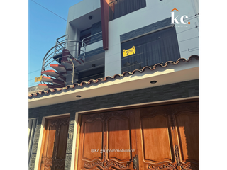 Foto 1 de VENDO CASA DE 3 PISOS URB. SAN ISIDRO - TRUJILLO CERCA AL MALL