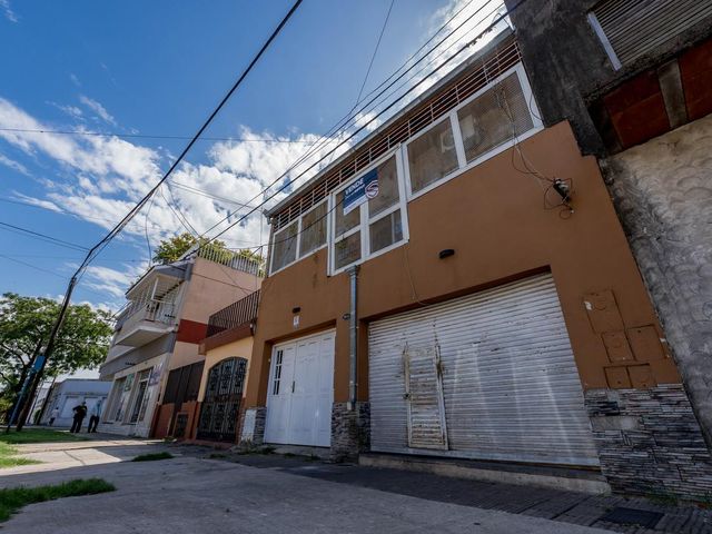 VENTA/PERMUTA - Casa 2 dormitorios con local comercial - Belgrano, Rosario.