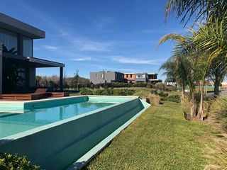 Foto 59 de Excelente casa moderna en Albanueva, como nueva, gran calidad, pileta, amarra frente al rio