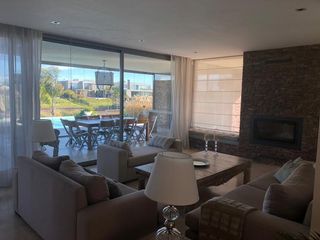 Foto 12 de Excelente casa moderna en Albanueva, como nueva, gran calidad, pileta, amarra frente al rio