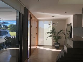 Foto 6 de Excelente casa moderna en Albanueva, como nueva, gran calidad, pileta, amarra frente al rio